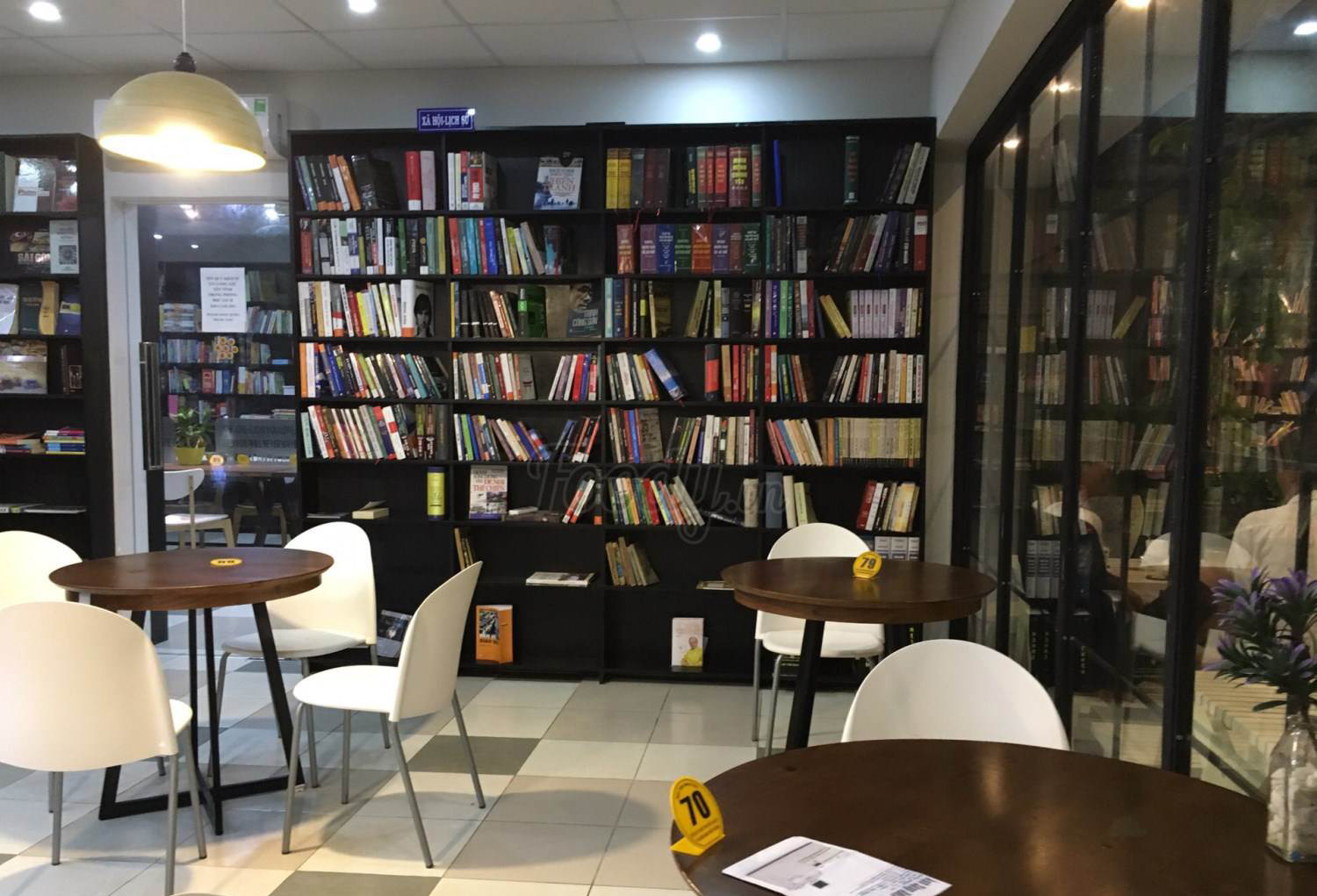 thiết kế cafe sách ấn tượng