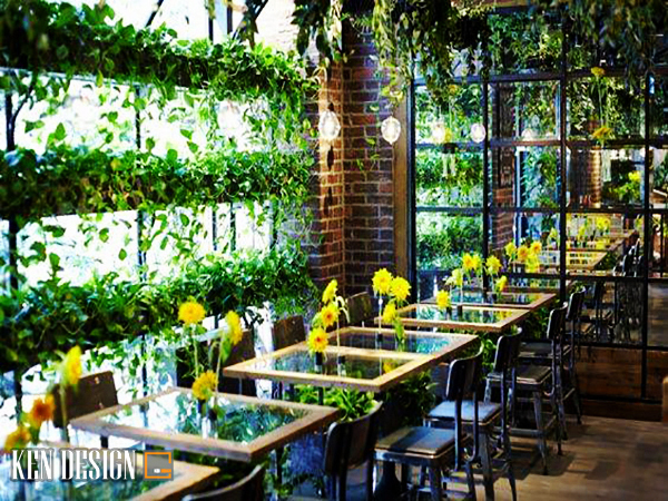 Bạn muốn tìm kiếm một quán cafe sân vườn nhỏ để tụ tập cùng bạn bè và gia đình? Hãy xem hình ảnh về một quán cafe nhỏ xinh đẹp, được bài trí đơn giản nhưng tinh tế với sân vườn xanh mát, đem lại cảm giác gần gũi và ấm cúng.