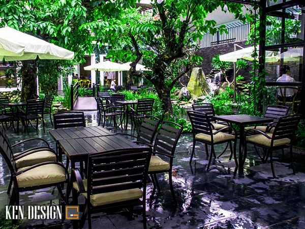 Thưởng thức ly cà phê đậm đà và đồ uống tuyệt vời tại một quán cafe sân vườn đẹp lung linh. Không gian ngoài trời rộng lớn, sự kết hợp hoàn hảo giữa cây xanh và nước, tất cả sẽ mang đến cho bạn một trải nghiệm ấn tượng. Đến và cảm nhận sự thư giãn tuyệt vời trong không gian sống xanh tươi này.