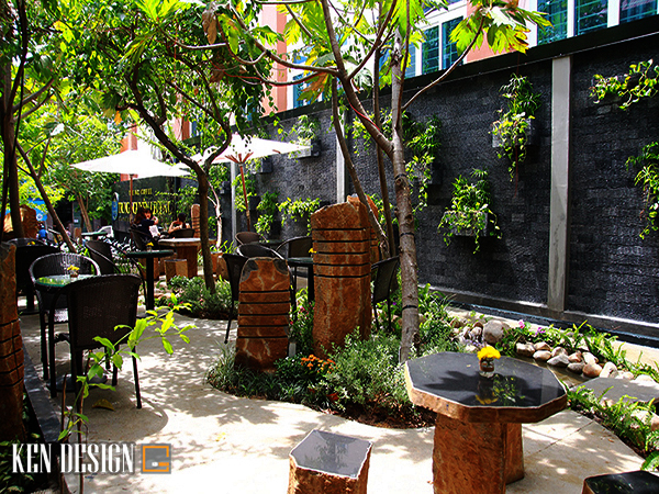 Với sự kết hợp đầy tinh tế của phong cách và màu sắc, không gian để khách hàng thưởng thức cà phê sẽ là một điểm nhấn trong thiết kế quán café hiện nay. Tận hưởng cà phê thơm ngon trong không gian xanh tươi là điều mà khách hàng đều mơ ước được trải nghiệm.