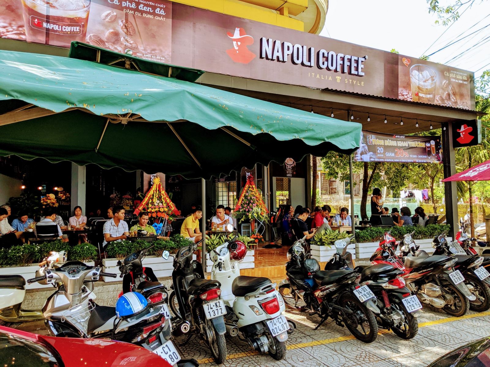 Giải pháp cho chủ quán cafe trong mùa mưa